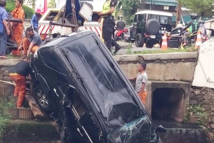 Mobil Tercebur ke Kali Bekasi Utara karena Pengemudi Hilang Kendali, Motor Ikut Tercemplung